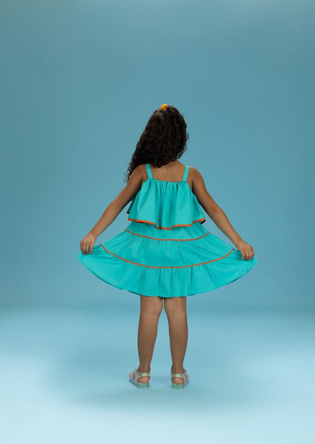 VESTIDO BABADO AMPLO COM VIES AZUL TURQUESA